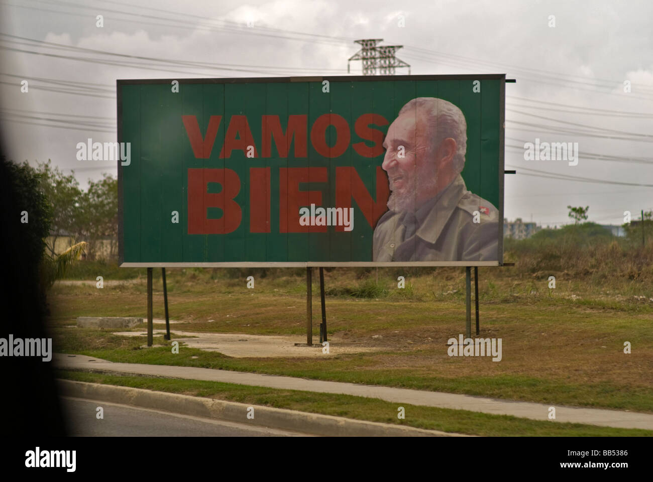 Fidel Castro und Slogan Vamos Bien auf Plakatwand in der Nähe von Havanna, Kuba. © Craig M. Eisenberg Stockfoto