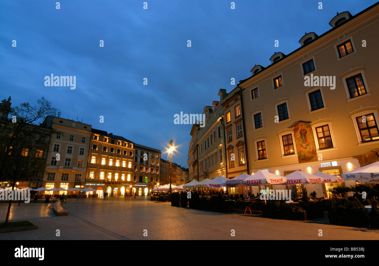 Gartenrestaurants am Hauptmarkt Grand Platz Rynek Glowny in Krakau Krakau durch Nacht Polen Stockfoto