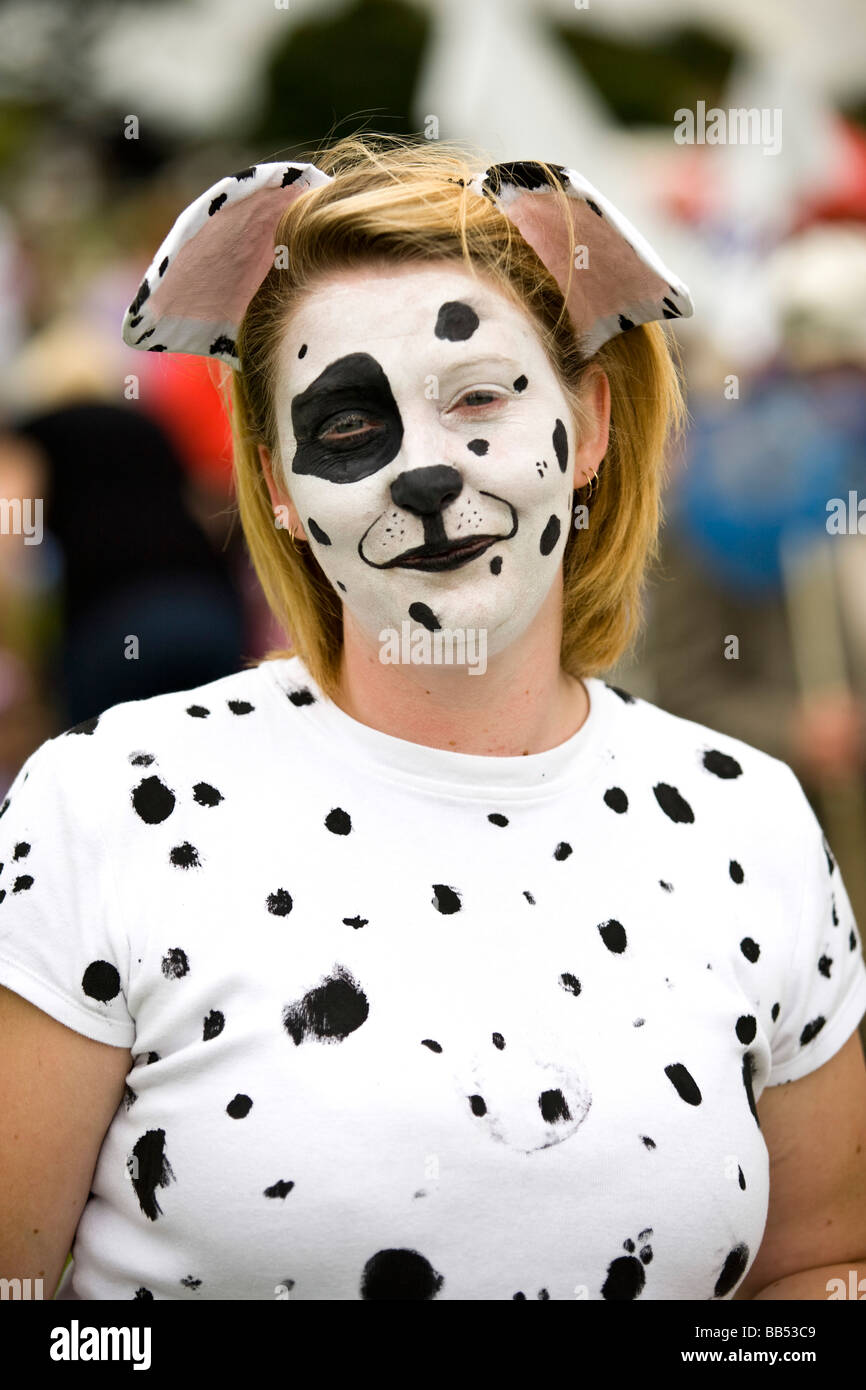 Frau, gekleidet wie ein Dalmatiner bei Dursley Stadtfest, Gloucestershire, UK Stockfoto