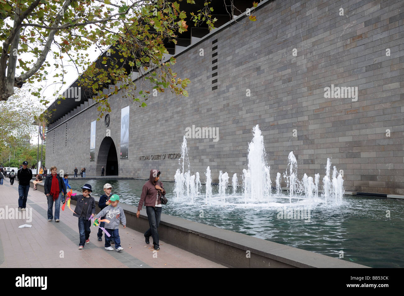 Eingang zum National Gallery of Victoria mit Brunnen Aal Pool und Fußgänger Melbourne Australien Stockfoto