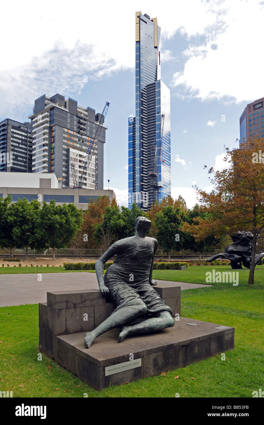Skulptur liegender Frauengestalt in Gärten hinter der National Gallery of Victoria Melbourne Australien Stockfoto