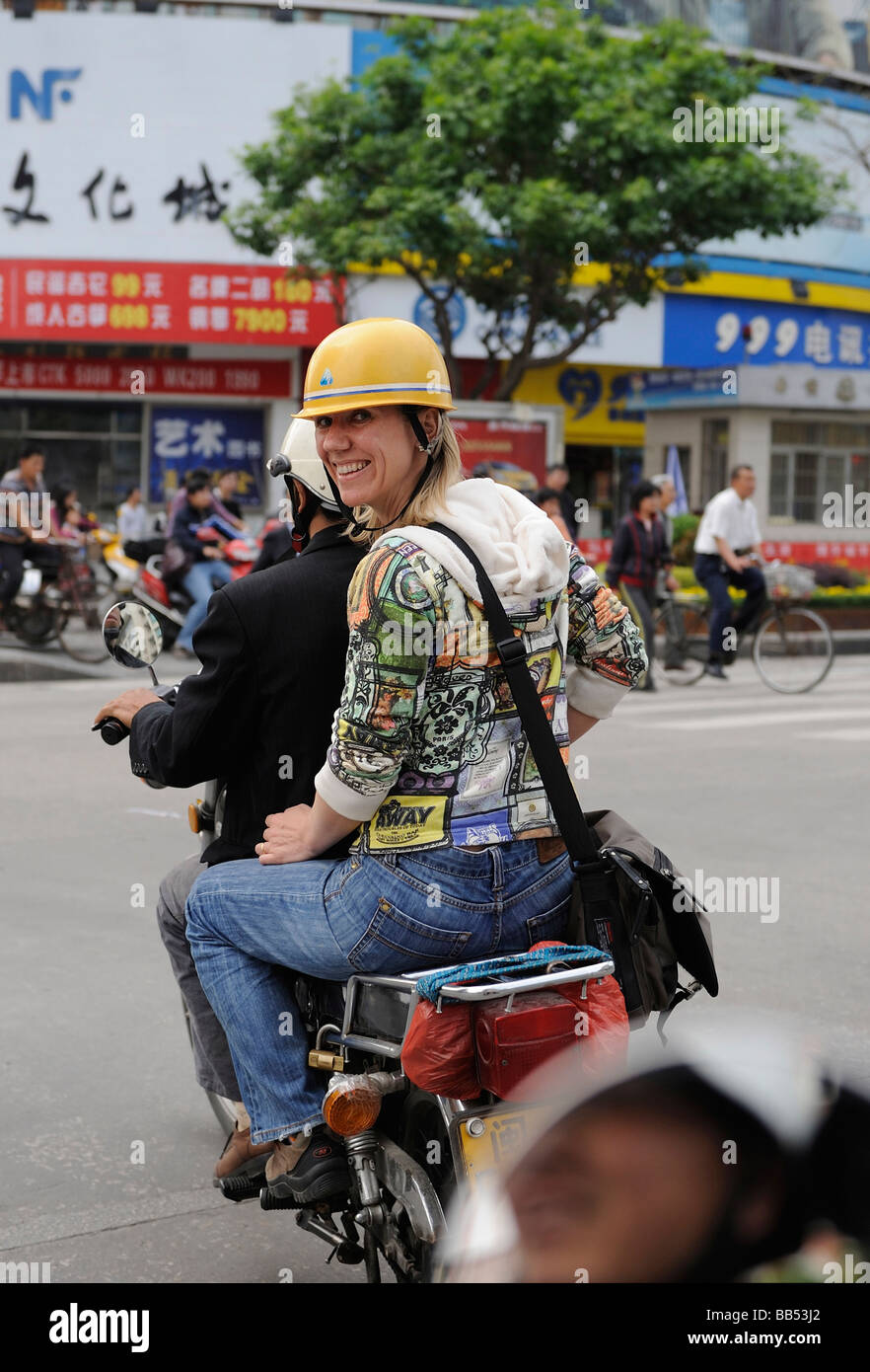 Niederländische Dame auf einem Motorrad unterwegs in Quanzhou, Fujian, China. 14. April 2009 Stockfoto