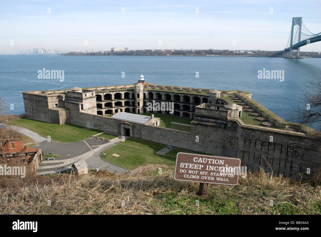 Festung Festung altes steinernes Verrazano verengt horizontale Ozean Hafen Verteidigung Klippe Punkt Horizont Ansicht Luftbild übersehen Stockfoto