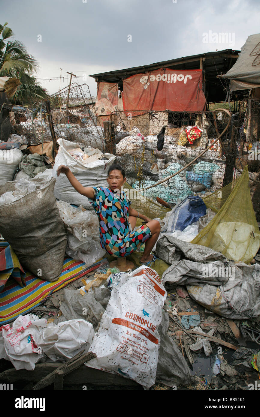 Painet jm0902 Philippinen Scavenger Sortierung durch Wertstoffe Vorstadt Wohnung Müll Tipp Bagong silangan Stockfoto