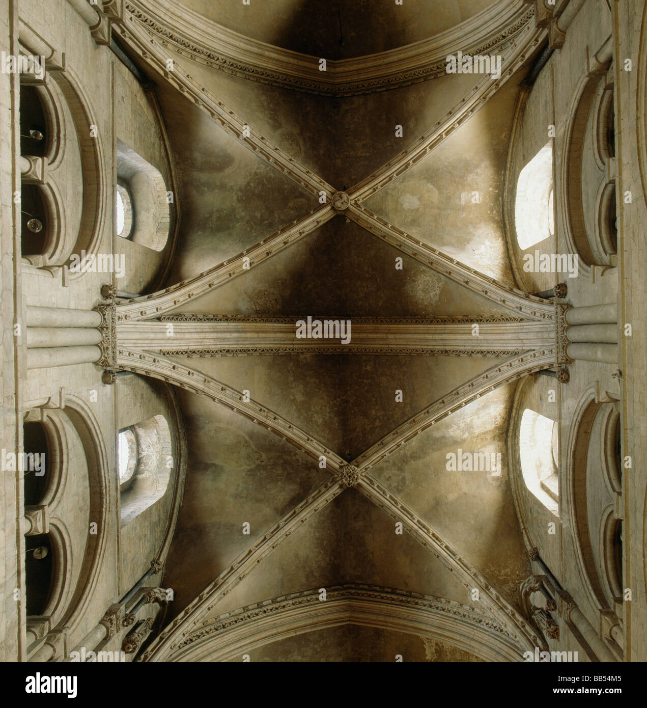 Durham Cathedra, England, l zwei Buchten des 13. Jh. Vierparteien gerippten Gewölbe im Chor Stockfoto
