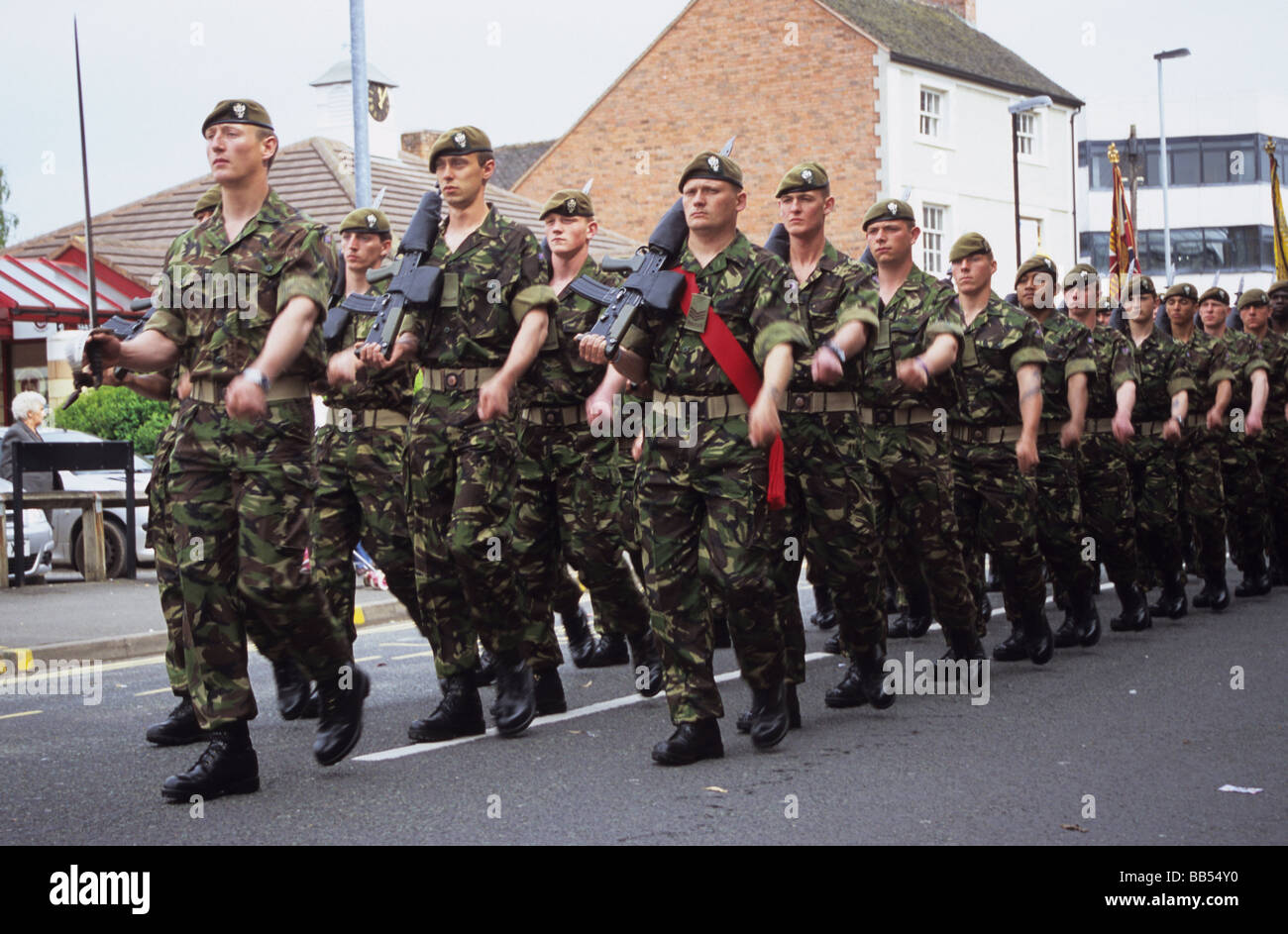 Reihen von Soldaten marschieren Stockfoto