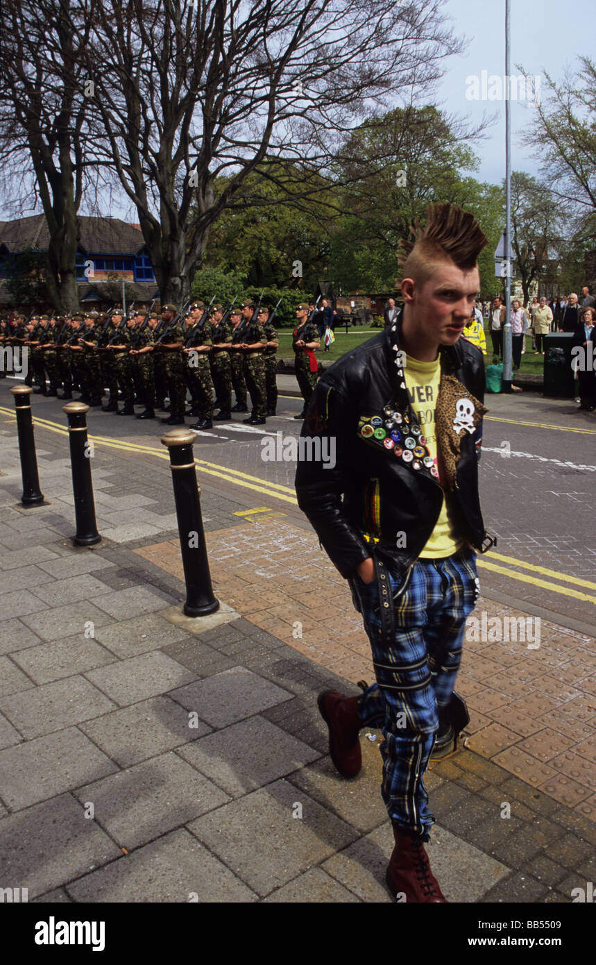 Britische Punkrocker vorbeigehen Linien von Soldaten auf der Parade Stockfoto