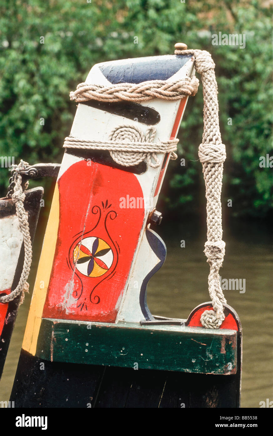 Dekorierte Narrowboat Ruder Stamm und Rams Kopf Oxford Canal Oxfordshire England UK Stockfoto