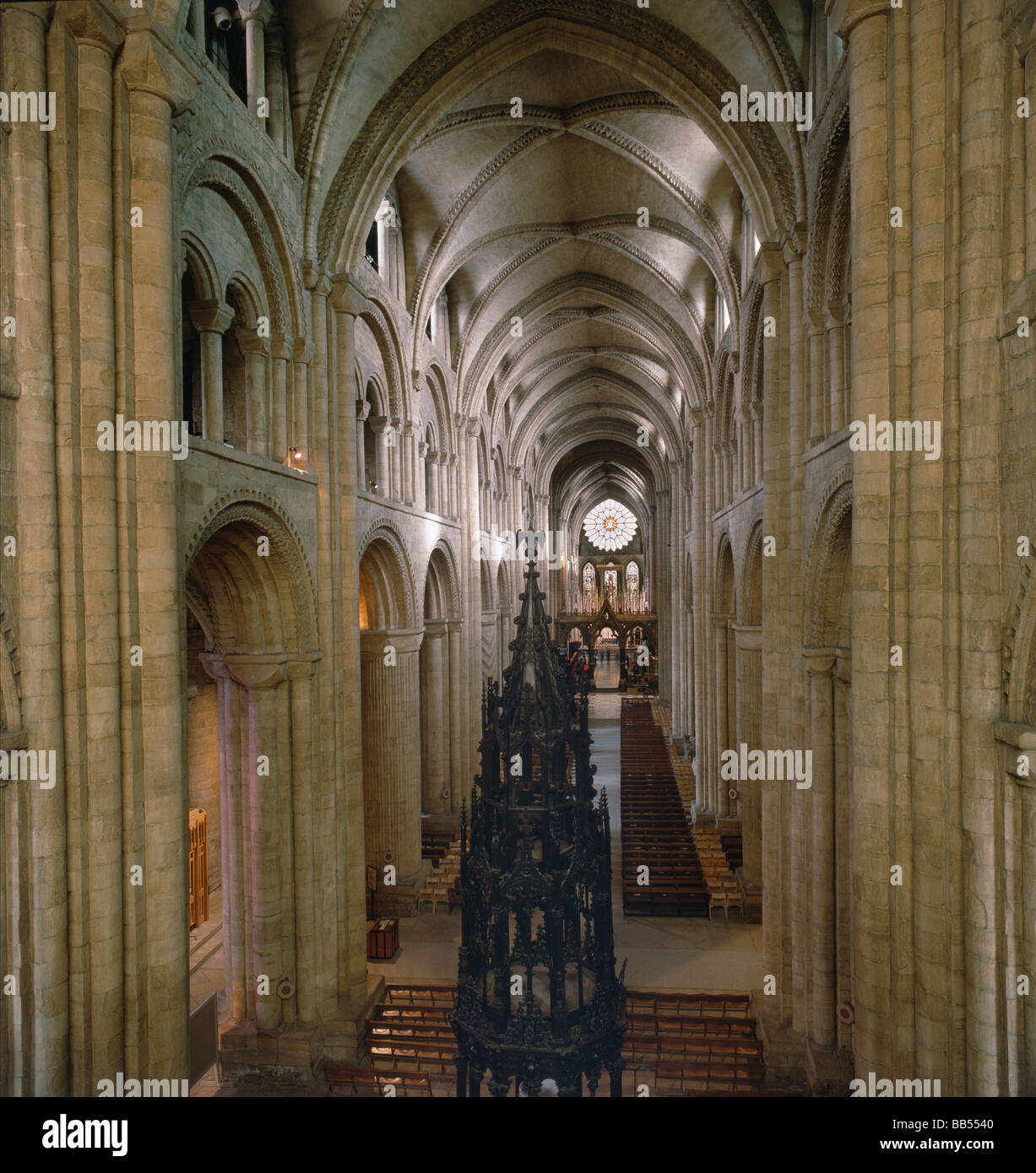 Durham Cathedral Hauptschiff, Blick nach Osten von Triforium Ebene mit 17thc Schrift Stockfoto