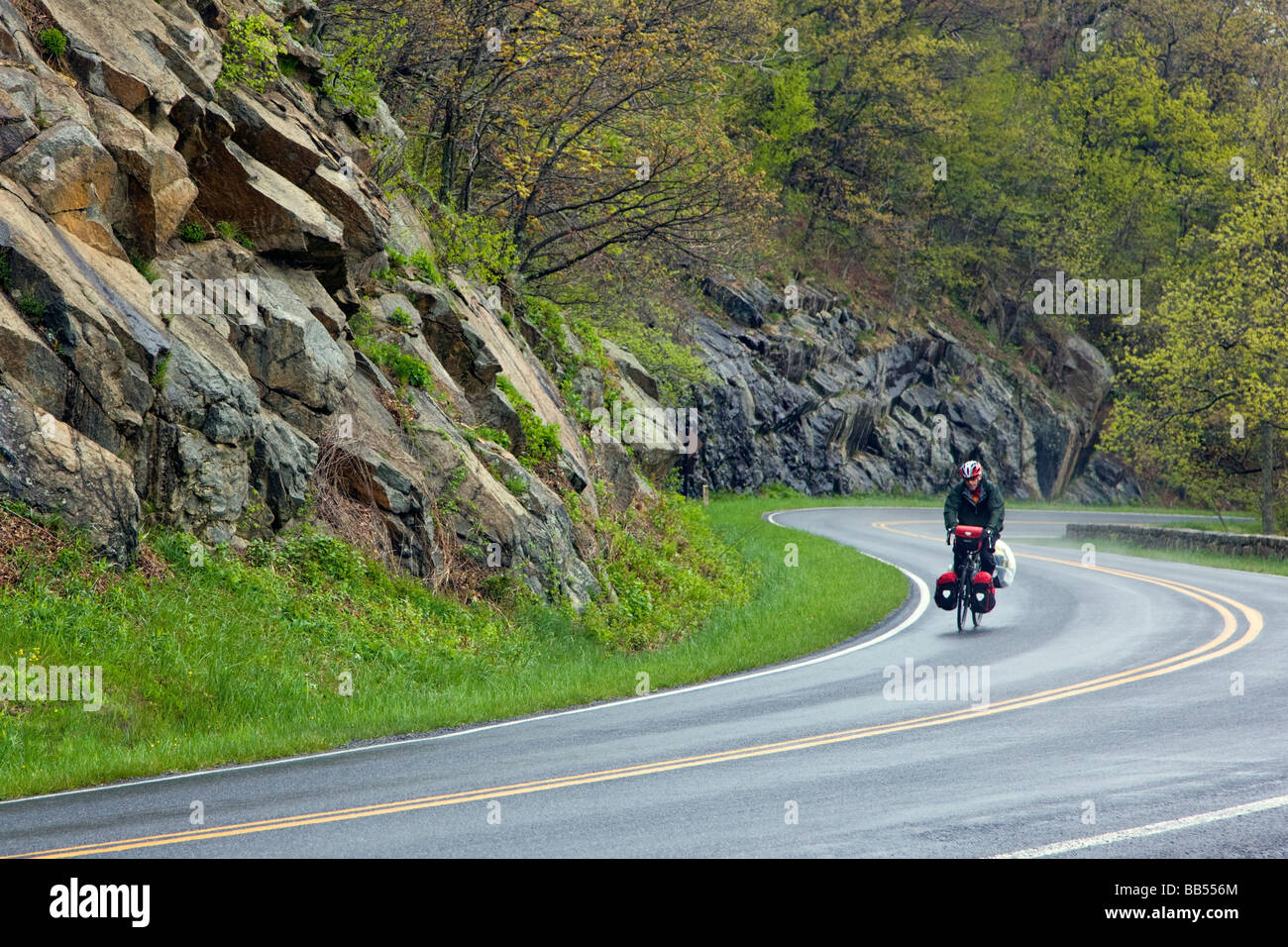 Die Skyline Drive windet sich entlang der Blue Ridge Mountains in der Nähe von der Gooney laufen Overlook im Shenandoah National Park Virginia USA Stockfoto