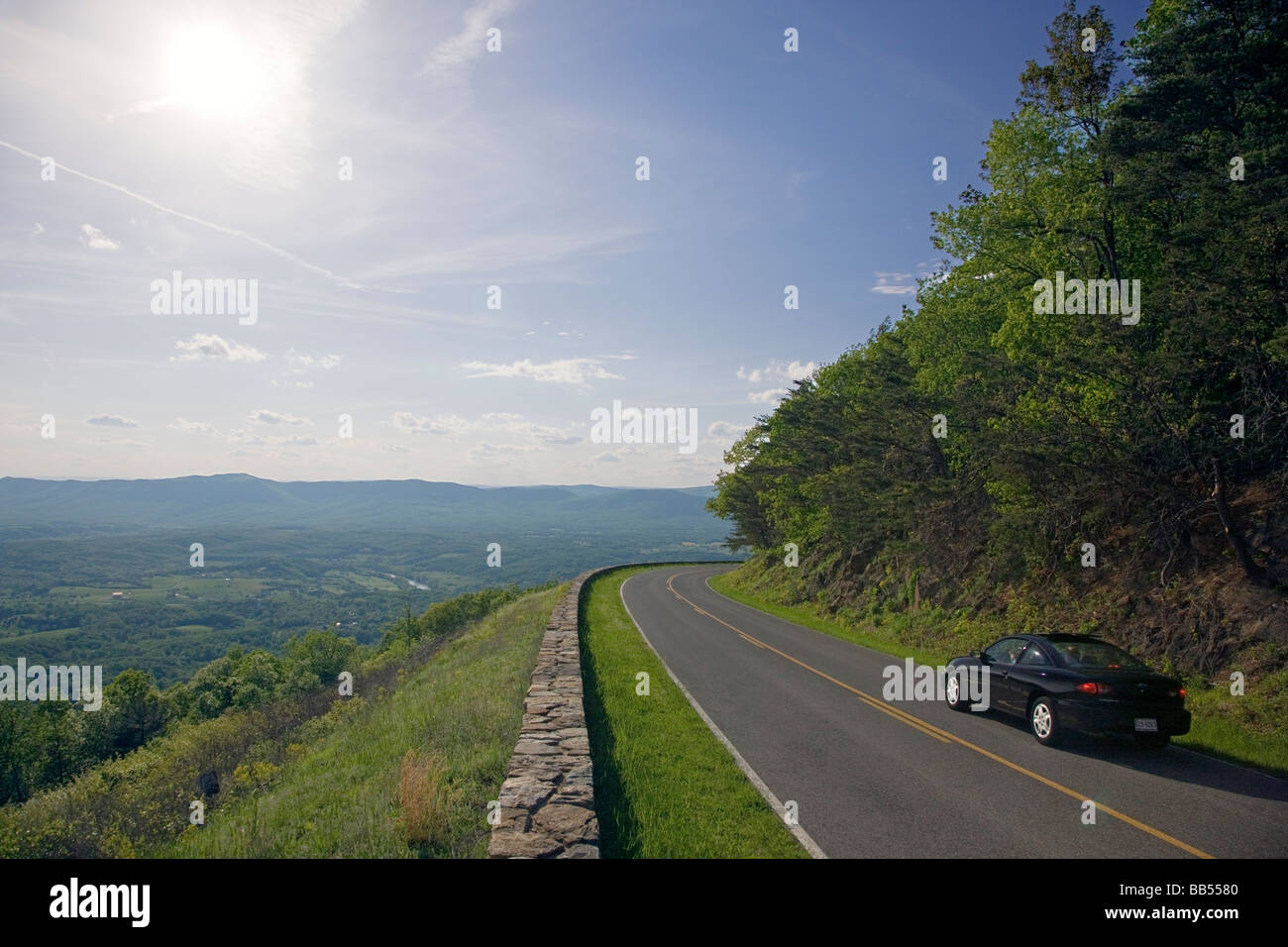 Die Skyline Drive Winde entlang des oberen Randes der Blue Ridge Mountains in der Nähe von Shenandoah Valley Overlook Shenandoah National Park Stockfoto