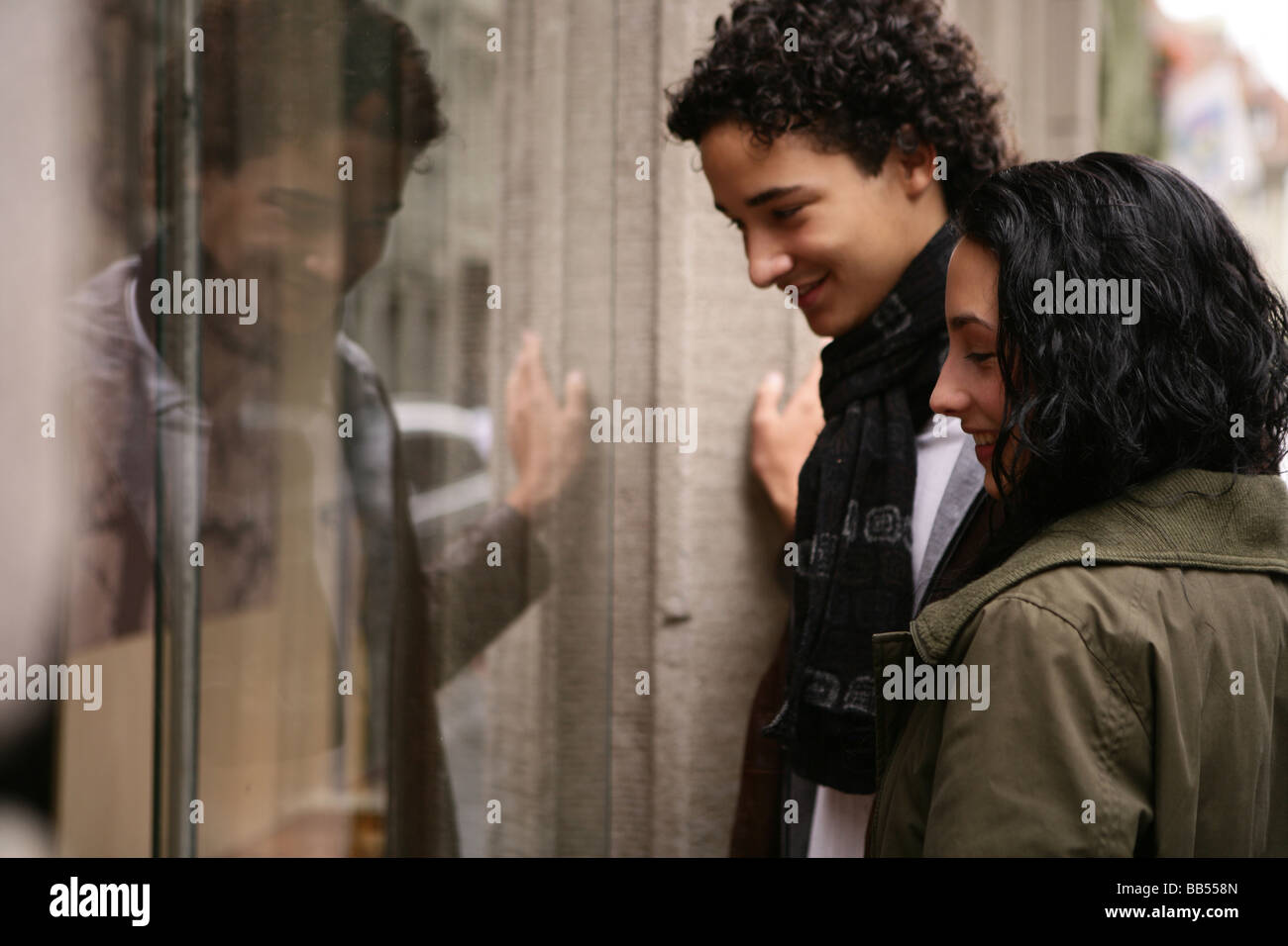 Teenager Paar vor Schaufenster Stockfoto