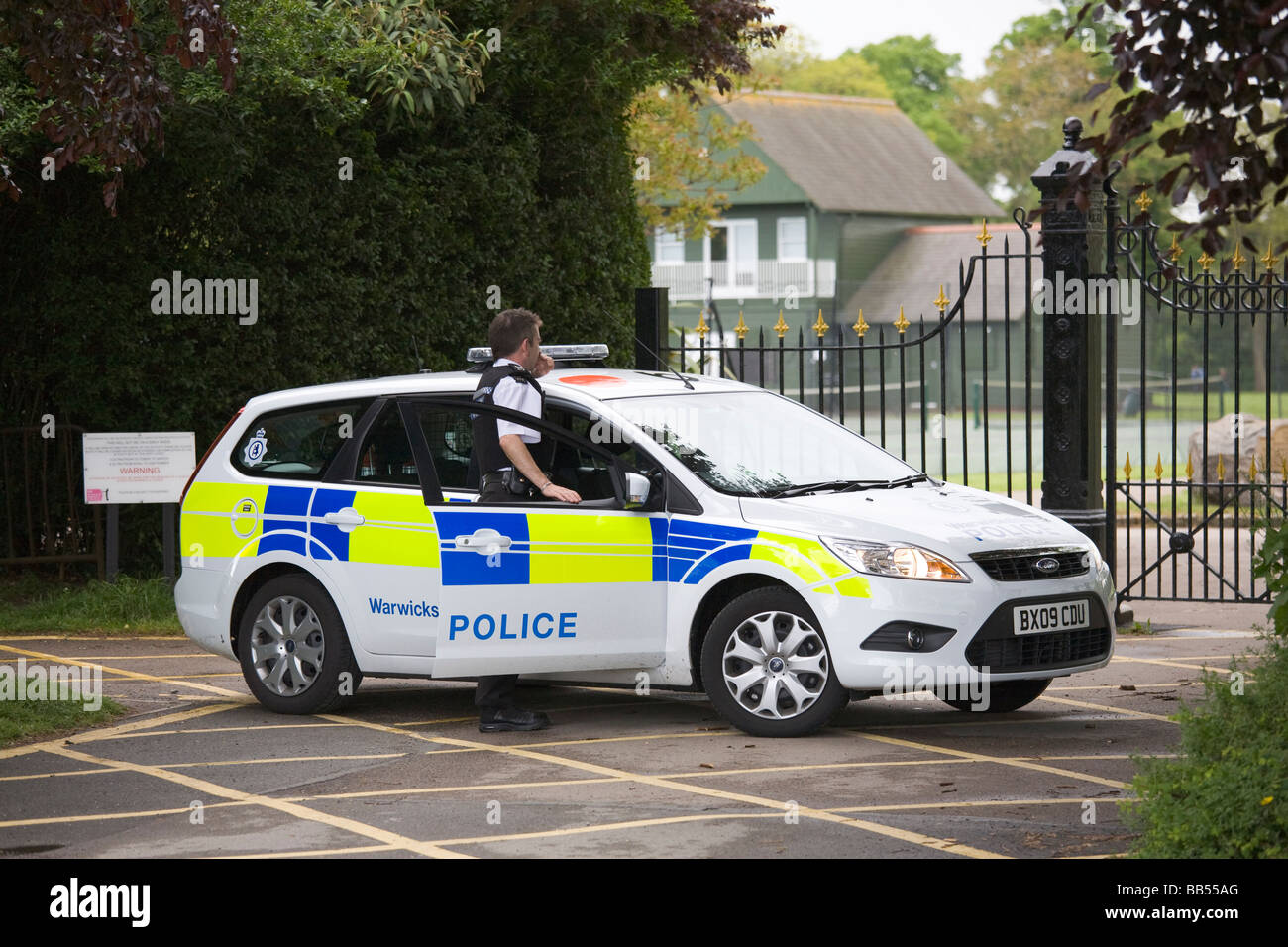 Warwickshire Polizei - Polizist und Ford Focus Polizei Auto beantworten eines Anrufs in Leamington Spa, Warwickshire Stockfoto