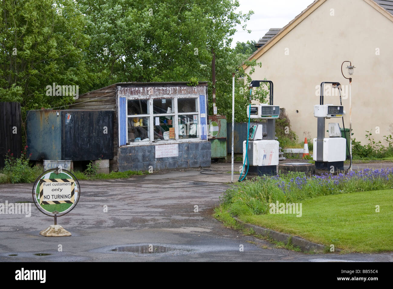 Ländliche Tankstelle (Tankstelle) (Tankstelle) in einem kleinen englischen Dorf Stockfoto
