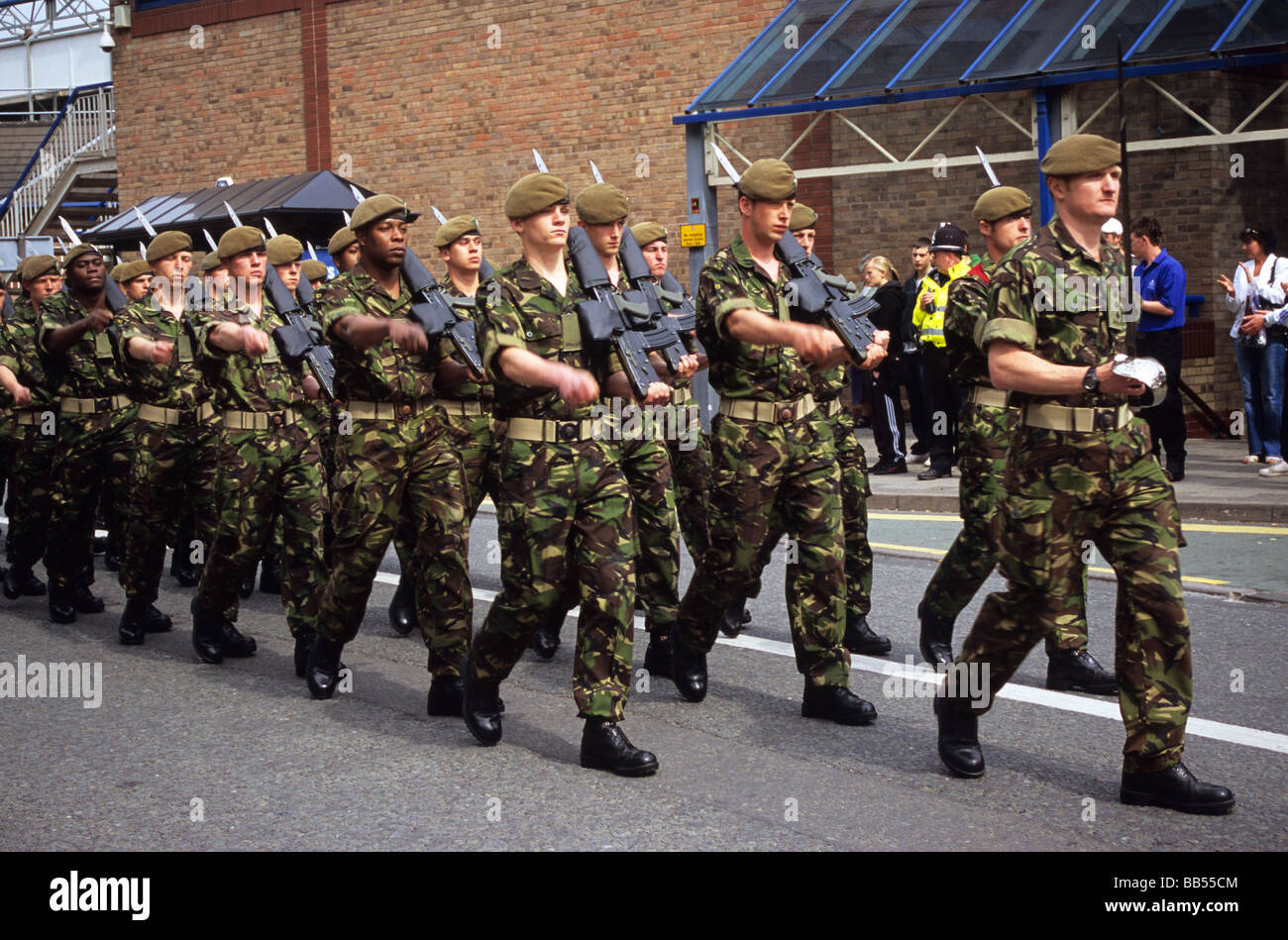 Soldaten von der Mercian Regiment marschierten durch die Straßen von Stafford Stockfoto