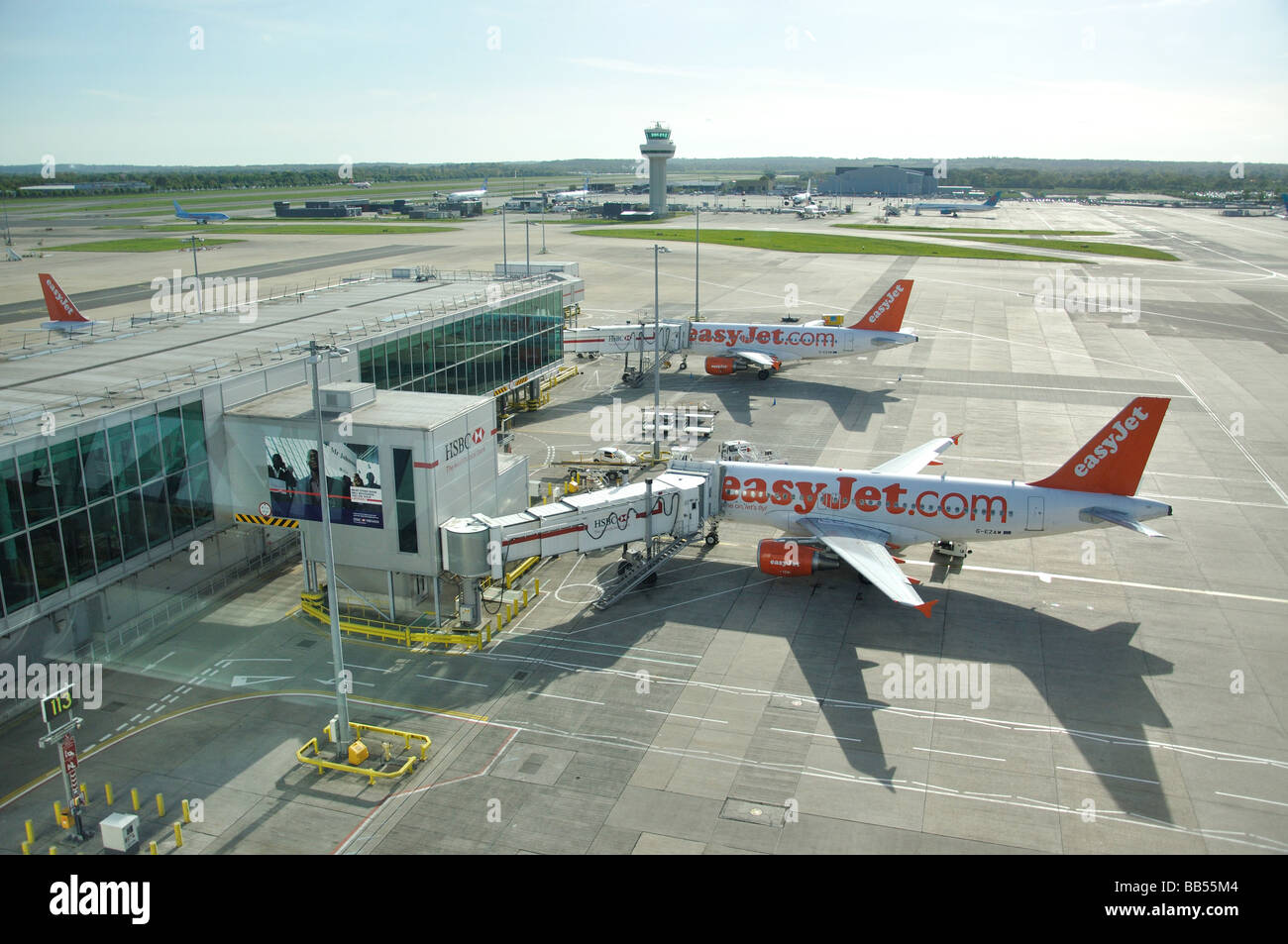 EasyJet Flugzeug auf Asphalt, North Terminal, Gatwick Airport, Crawley, West Sussex, England, Vereinigtes Königreich Stockfoto