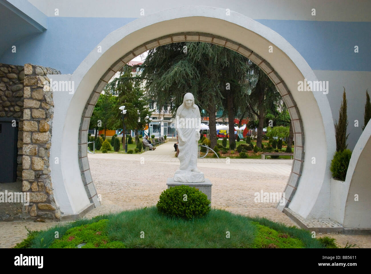 Mutter Teresa-Statue im Hof des Memorial House von Mutter Teresa in Skopje-Mazedonien-Europa Stockfoto