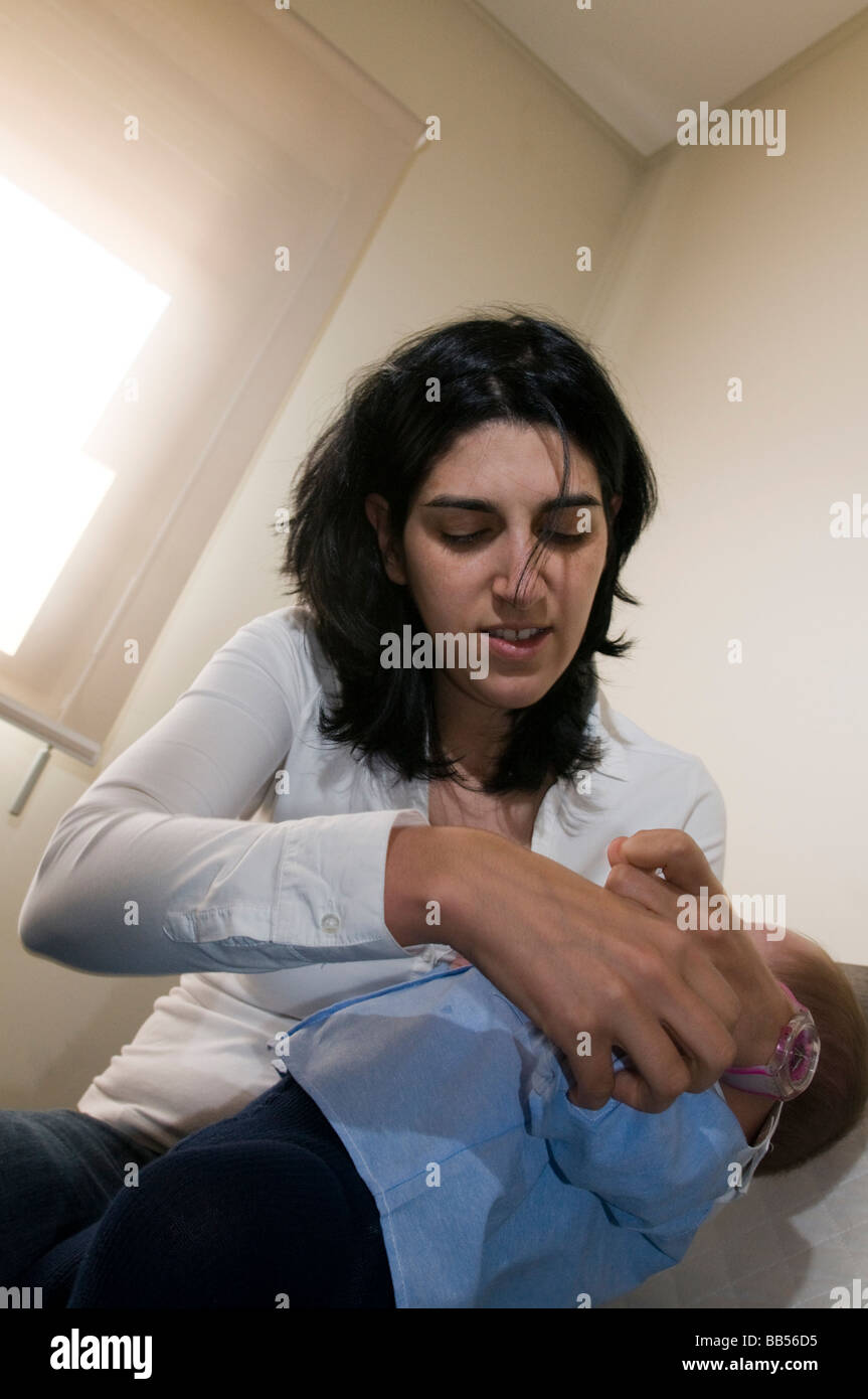 Mutter putzt sich ihr 6 Monate altes baby Stockfoto