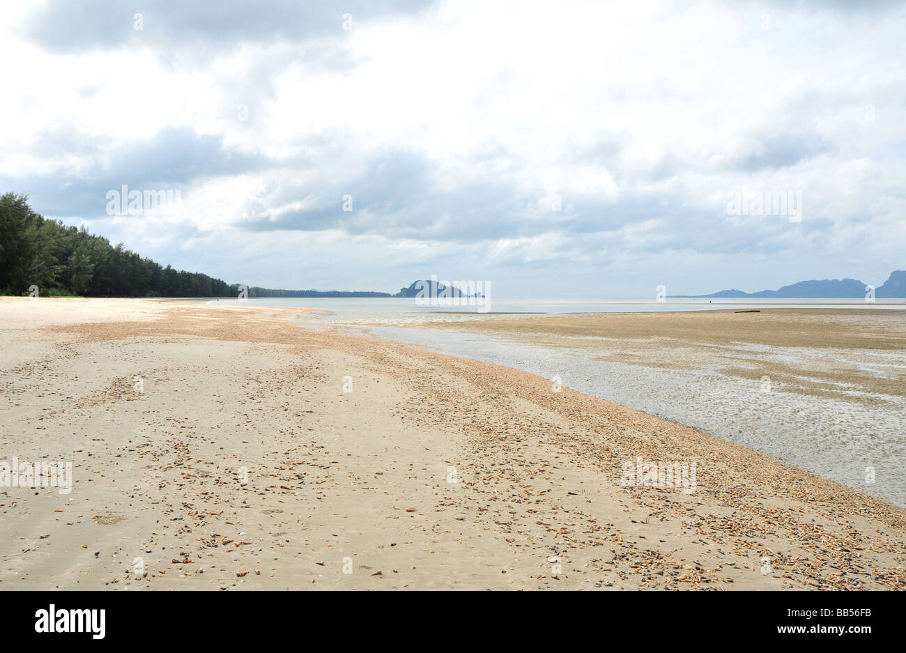 Sandstrand an der Mündung des Flusses in thailand Stockfoto