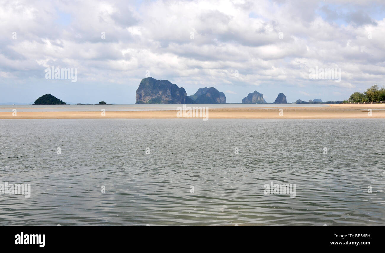 Sandstrand an der Mündung des Flusses in thailand Stockfoto