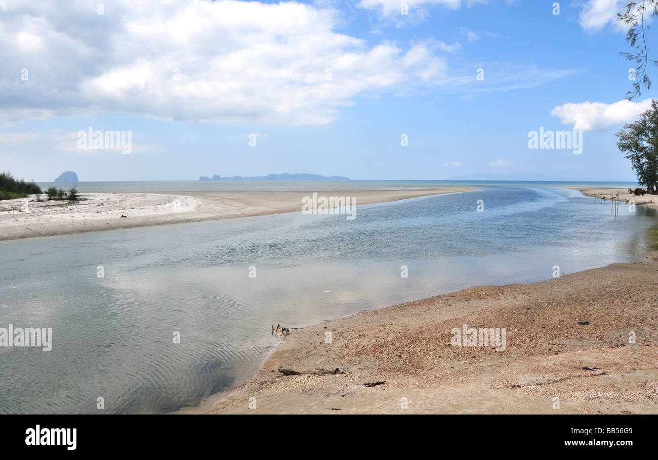 Sandstrand an der Mündung des Flusses in thailand Stockfoto