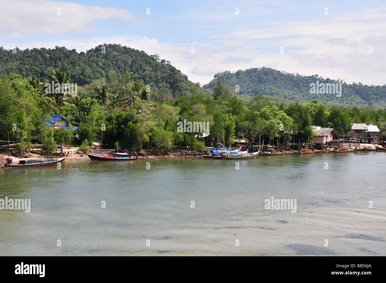 Fischerdorf an der Mündung des Flusses in thailand Stockfoto