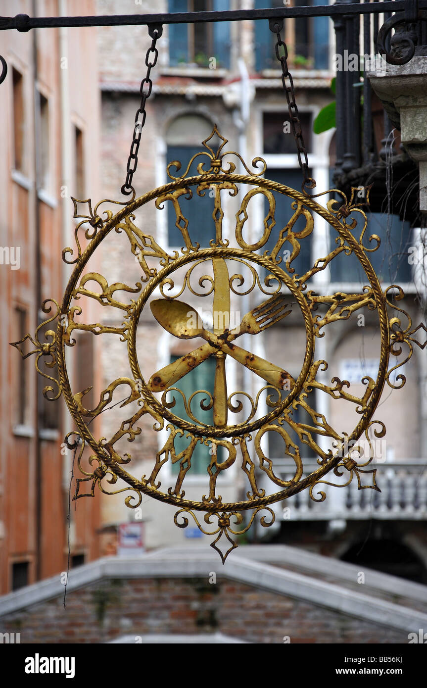 Antikes Restaurant Schild am Kanal, Venedig, Provinz Venedig, Veneto Region, Italien Stockfoto