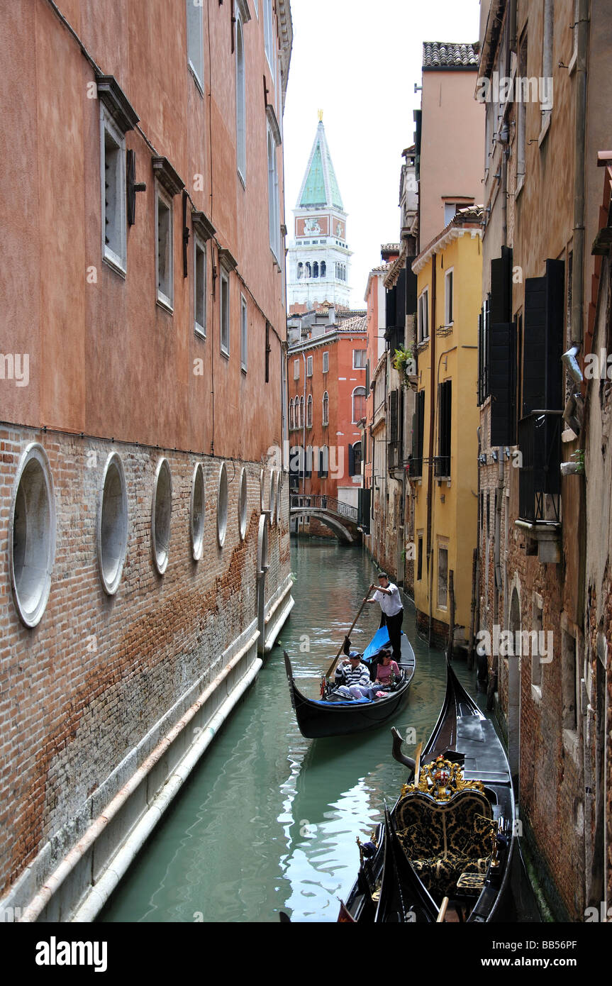 Gondel auf Backstreet Kanal, Venedig, Provinz Venedig, Veneto Region, Italien Stockfoto