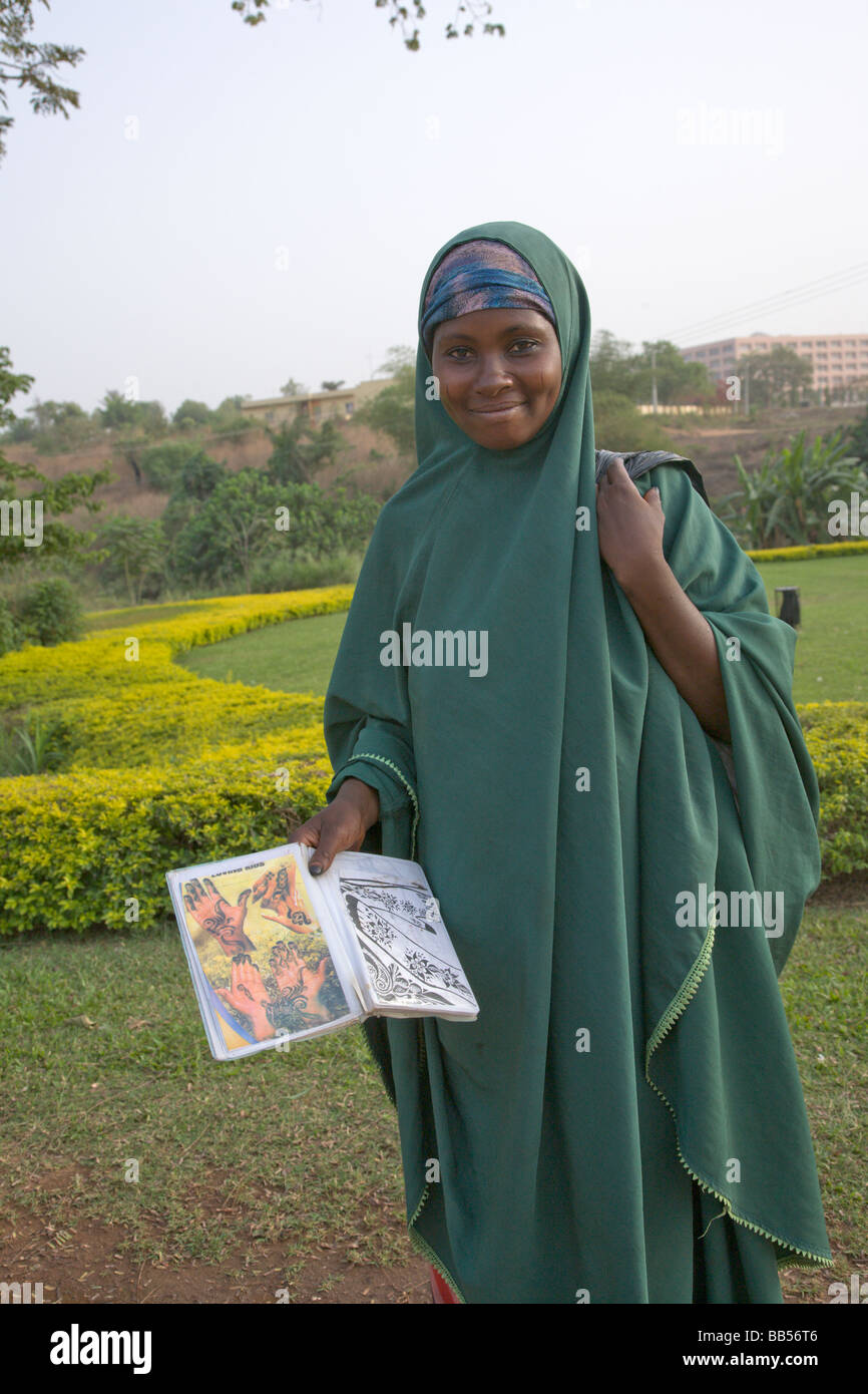 Eine Frau hausieren Henna Dienstleistungen in Abuja die Millenium Park. Stockfoto