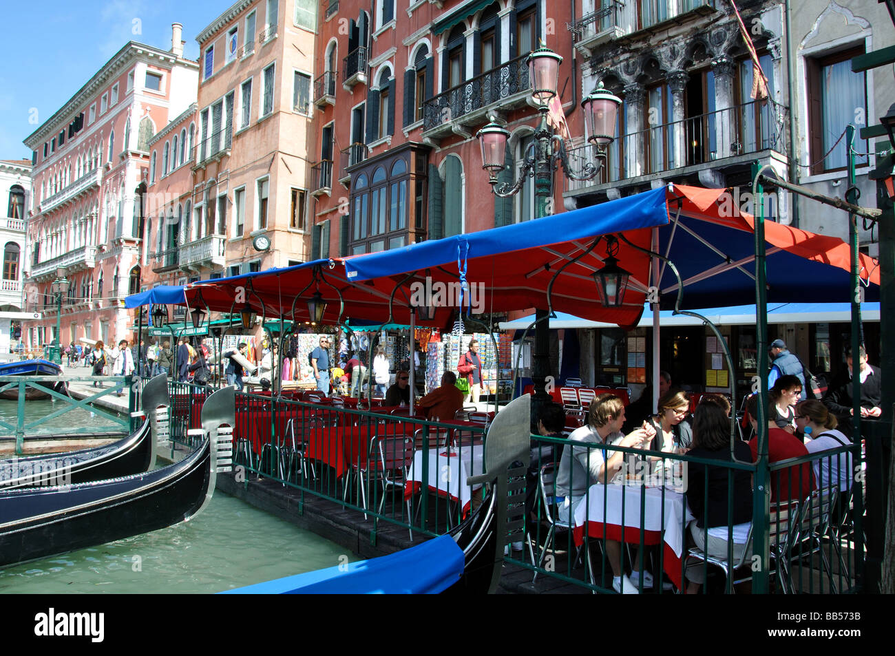 Canalside Restaurants, Canal Grande, Venedig, Provinz Venedig, Veneto Region, Italien Stockfoto