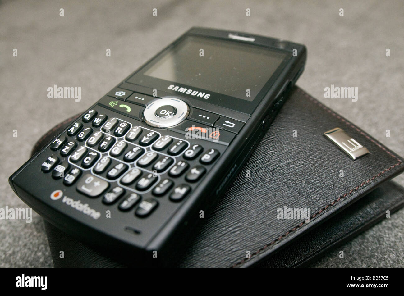 Nahaufnahme einer Brieftasche mit einem smartphone Stockfoto