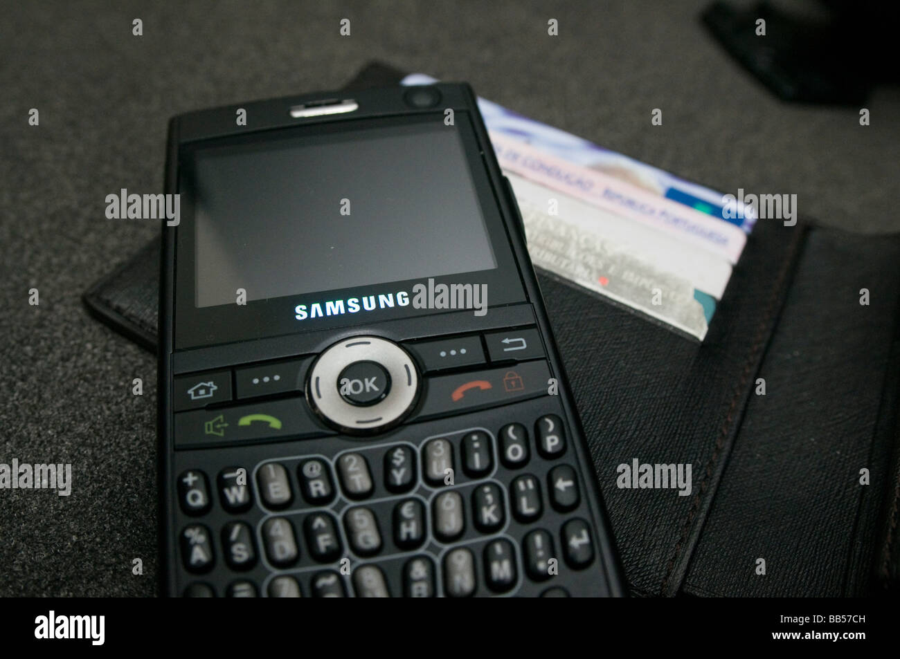 Nahaufnahme einer Brieftasche mit einem smartphone Stockfoto