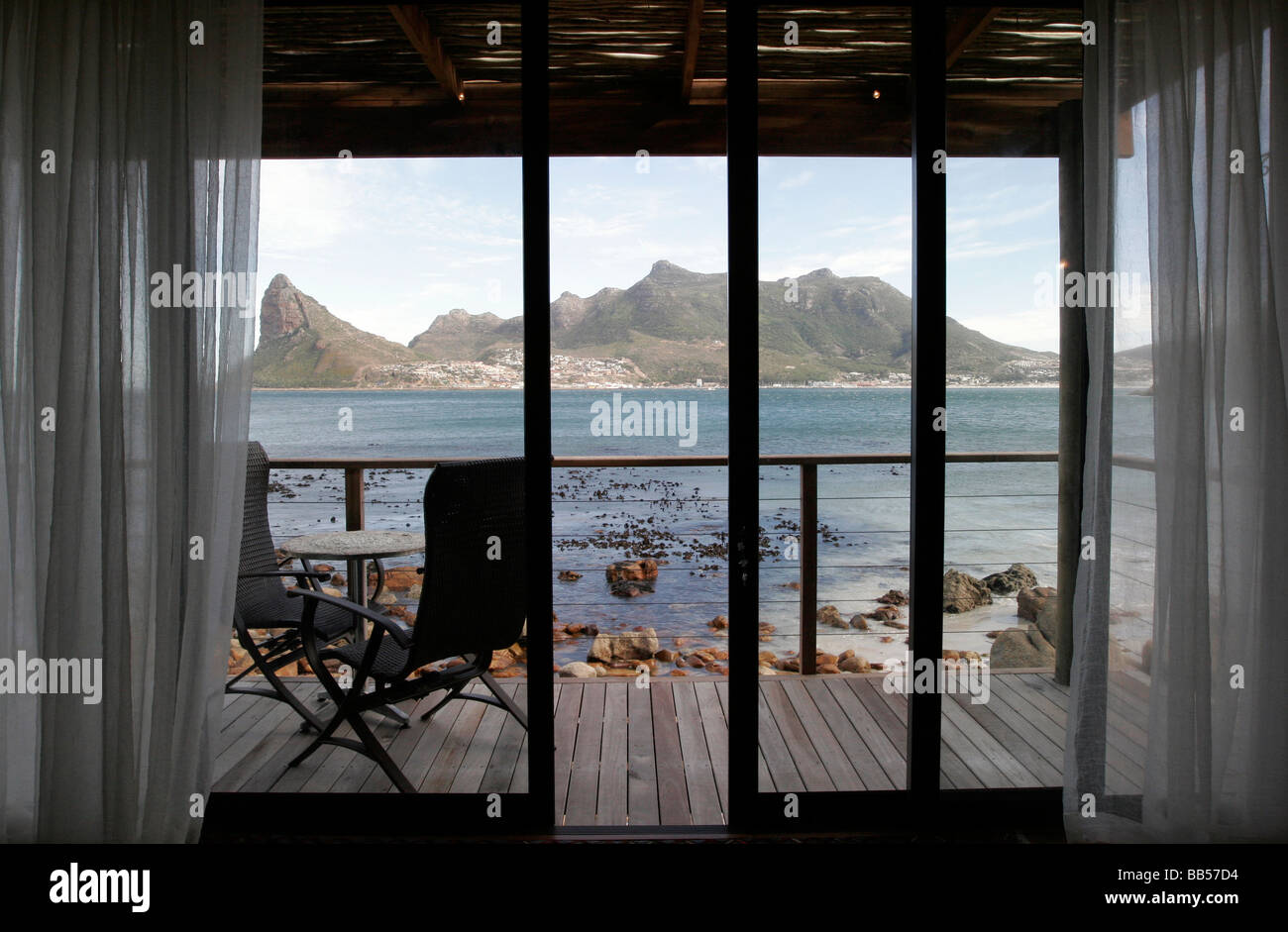 Die Aussicht vom Zimmer im Tintswalo Atlantic Hotel, Kapstadt in Südafrika mit Blick auf Hout Bay und dem Löwenkopf Stockfoto