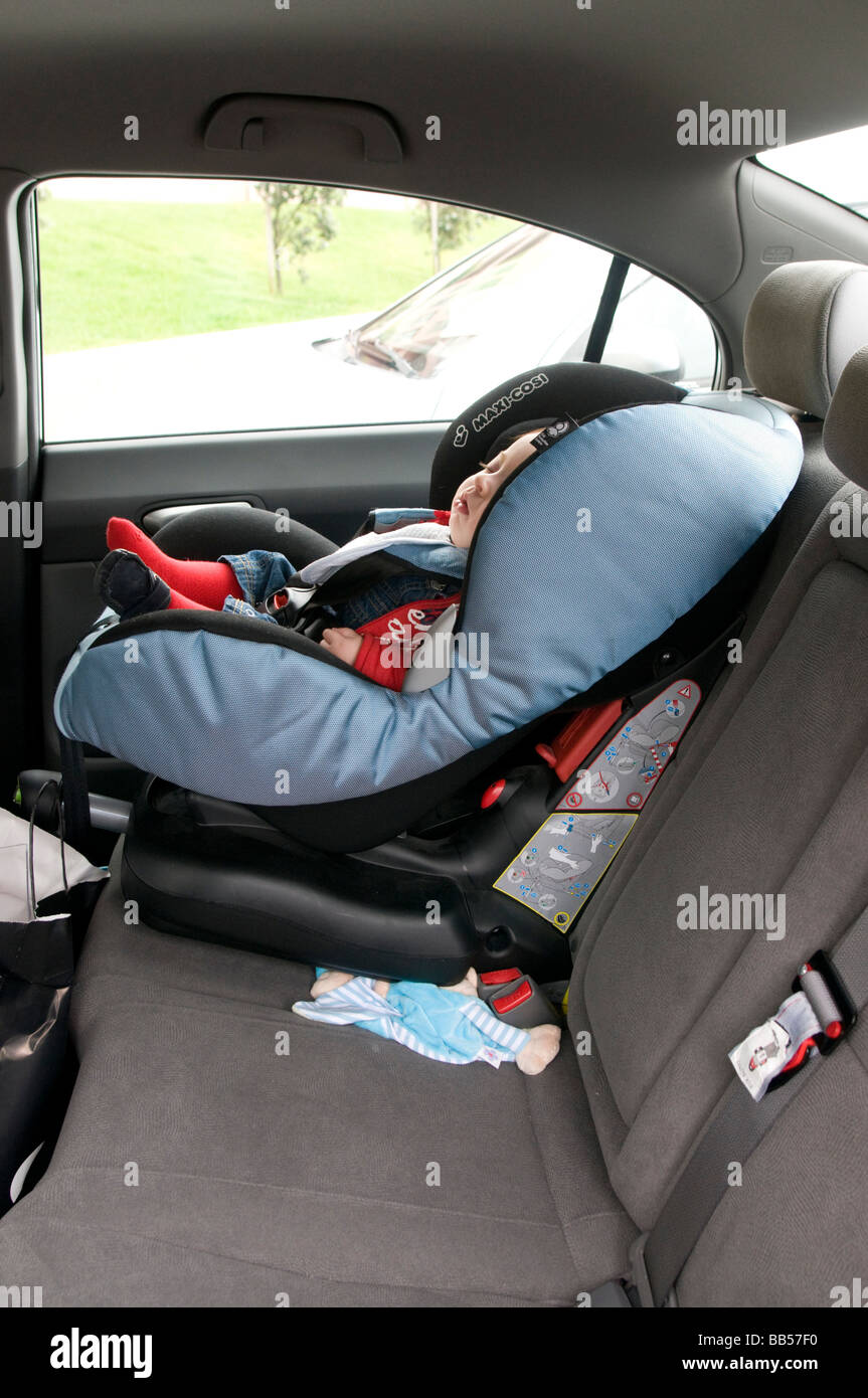 sechs Motte altes Baby in seinem Autositz Stockfoto