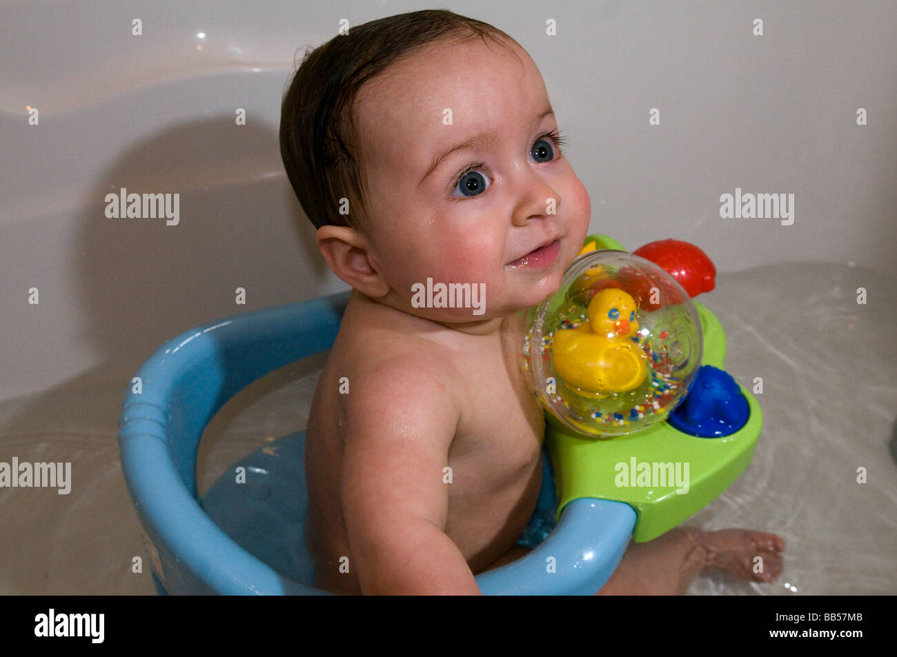 6 Monate altes Baby in der Badewanne Stockfoto