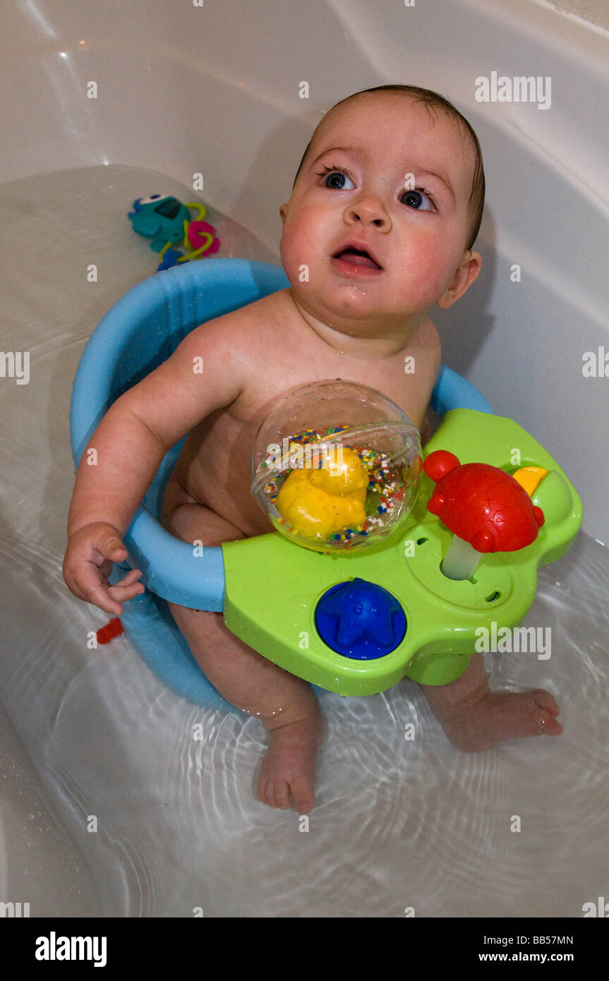 6 Monate altes Baby in der Badewanne Stockfoto