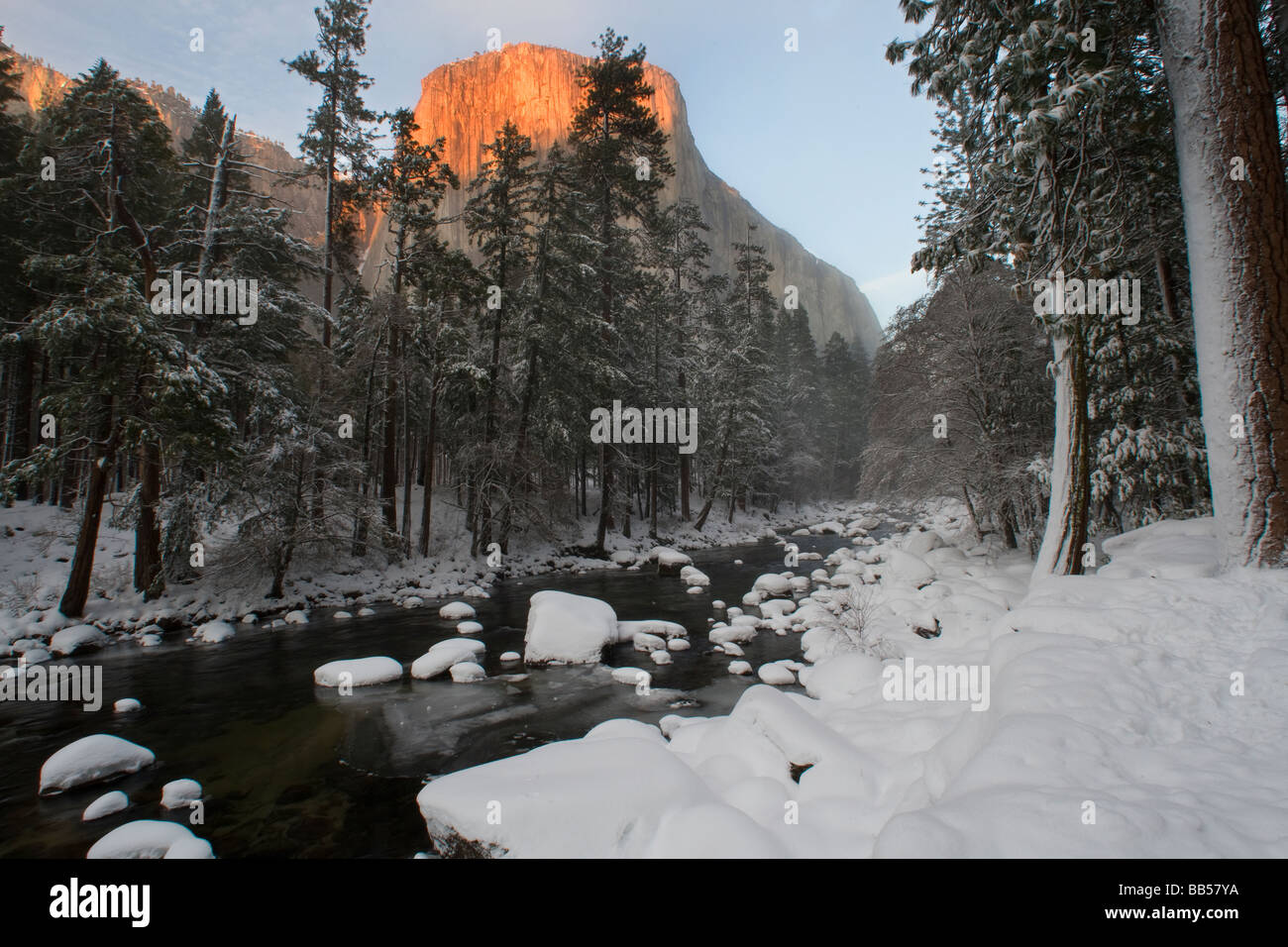 El Capitan und Merced River im Winter im Yosemite National Park. Stockfoto