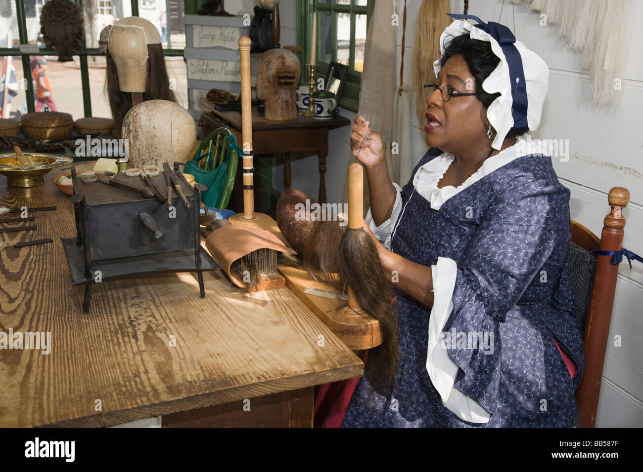 Eine Frau macht eine Perücke in den & Haarstil Maker Friseurladen in Colonial Williamsburg, Virginia. Stockfoto