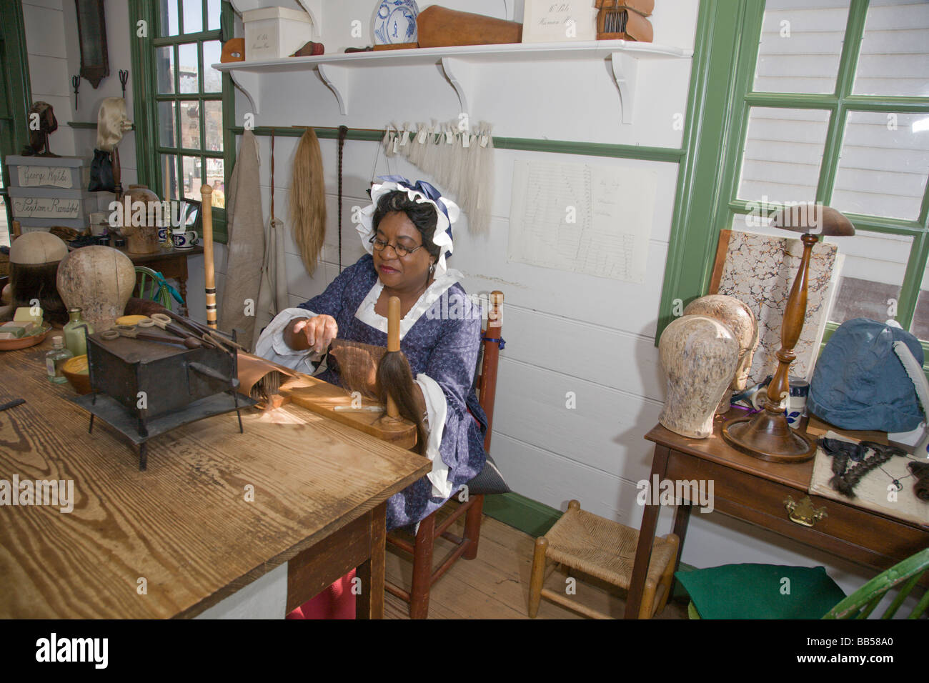 Eine Frau macht eine Perücke in den & Haarstil Maker Friseurladen in Colonial Williamsburg, Virginia. Stockfoto
