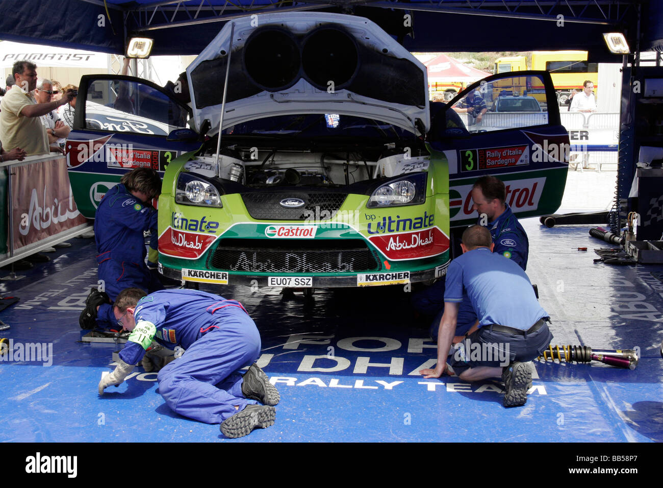 Mechanik rund um Ford Focus auf der sardischen World Rally Championship Stockfoto