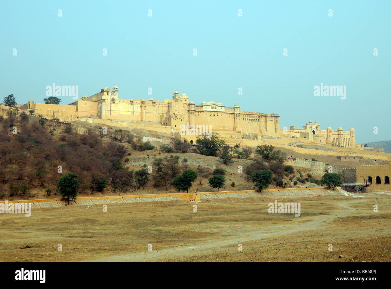 Die massiven Sandsteinmauern und Befestigungsanlagen des Amber Fort Stockfoto