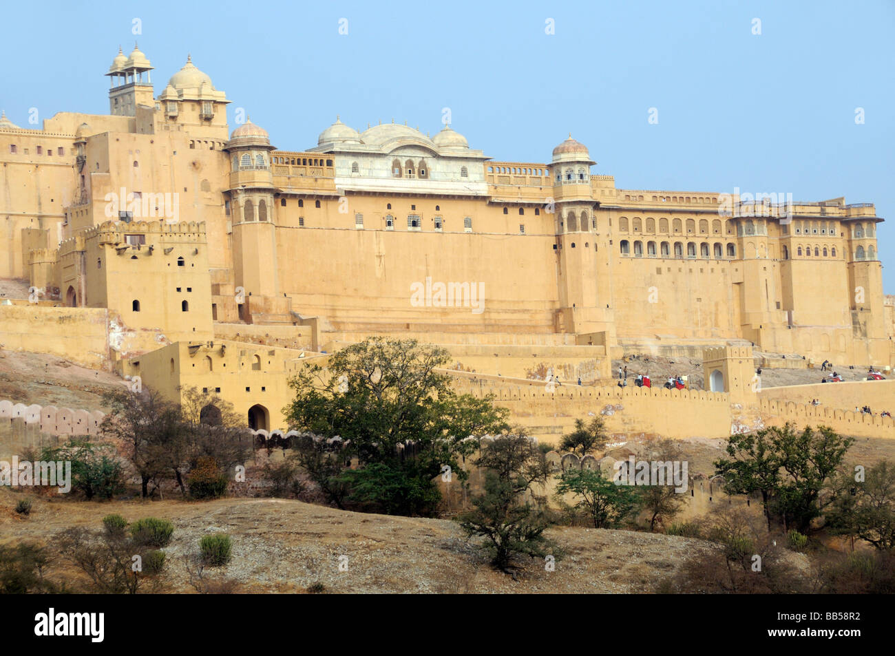 Die massiven Sandsteinmauern und Befestigungsanlagen des Amber Fort Stockfoto