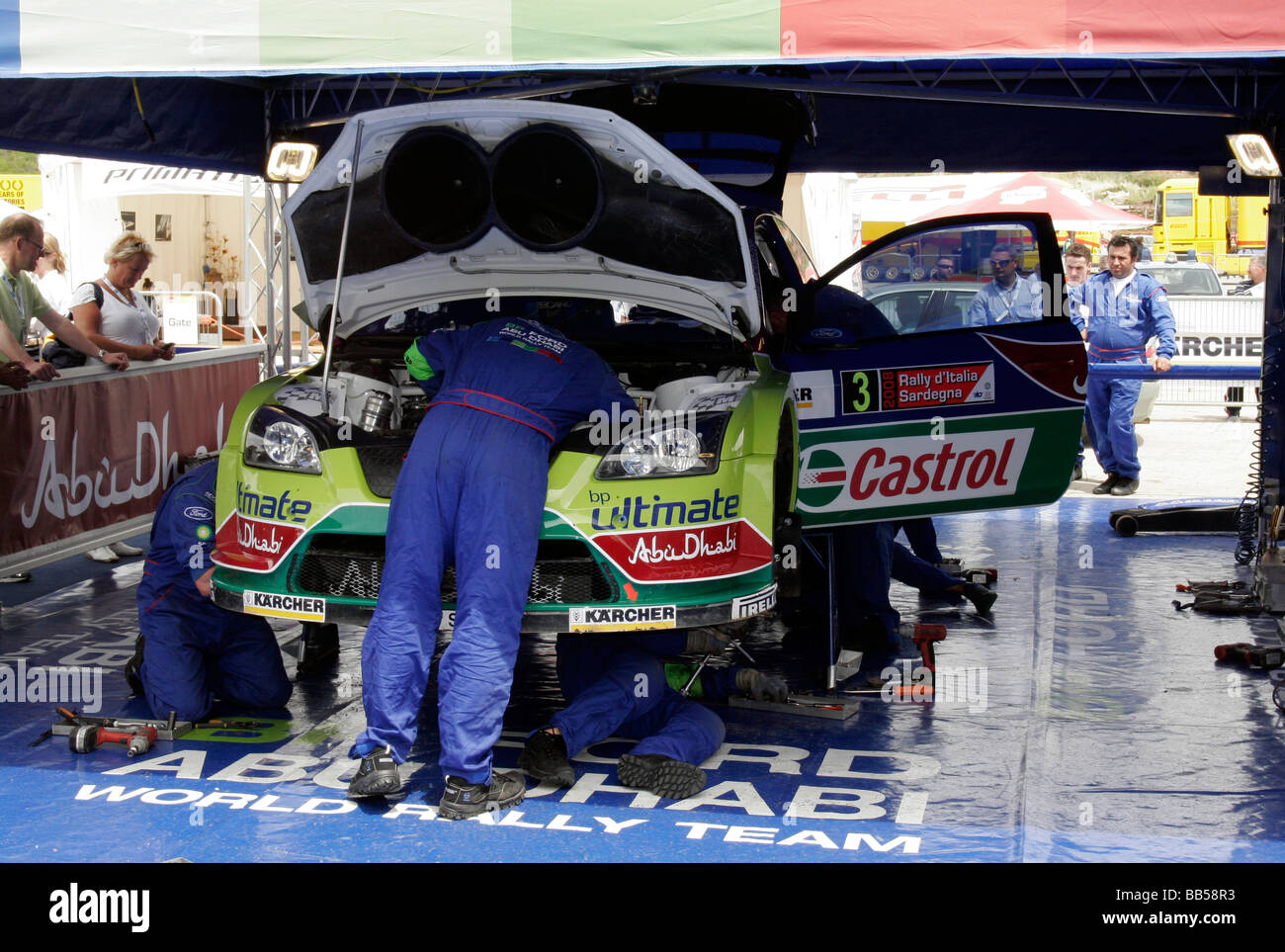 Mechanik rund um Ford Focus auf der sardischen World Rally Championship Stockfoto