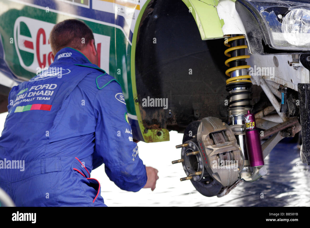 Eine Mechanik, die Festsetzung eines Ford Focus an der sardischen World Rally Championship Stockfoto