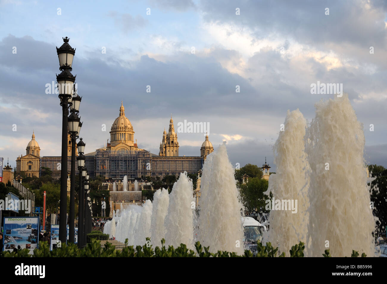 Magic Fountain und Palau Nacional in Barcelona, Spanien Stockfoto