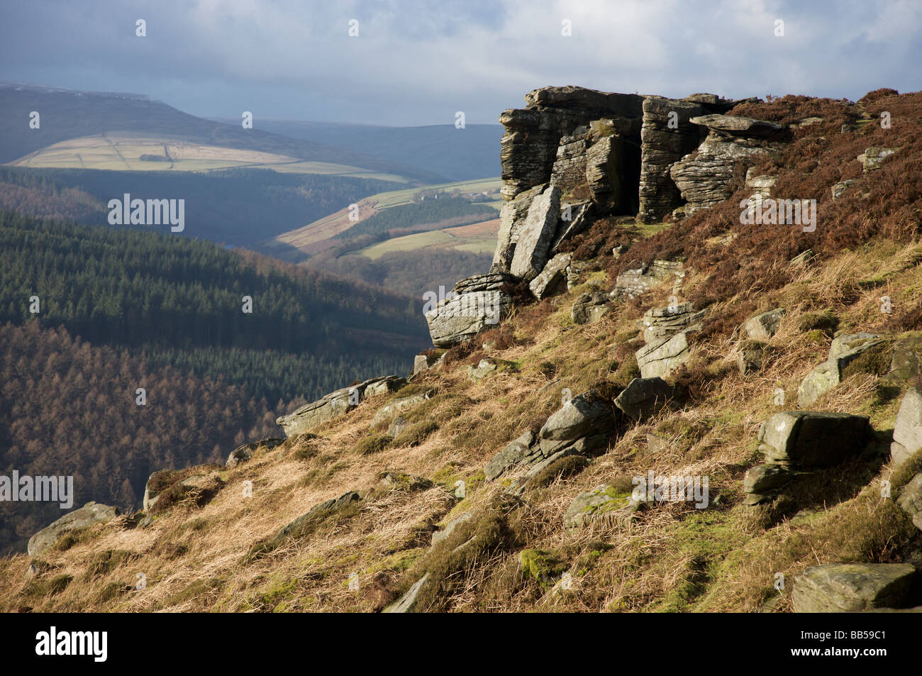 Gritstone Felsvorsprung Bamford hochkant Stockfoto