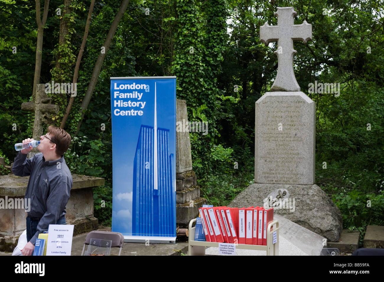 Mitglied durstig Genealogie Gesellschaft Getränke auf seinem Stall neben Gräber und Gedenkstätten Nunhead Friedhof Open-Tag Stockfoto