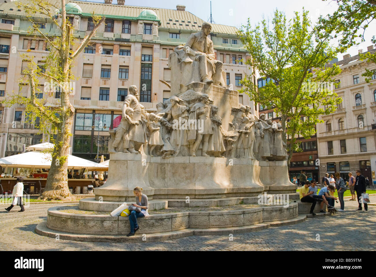Statue von Mihaly Vörösmarty am Vörösmarty ter Platz in zentraler Budapest HungaryEurope Stockfoto