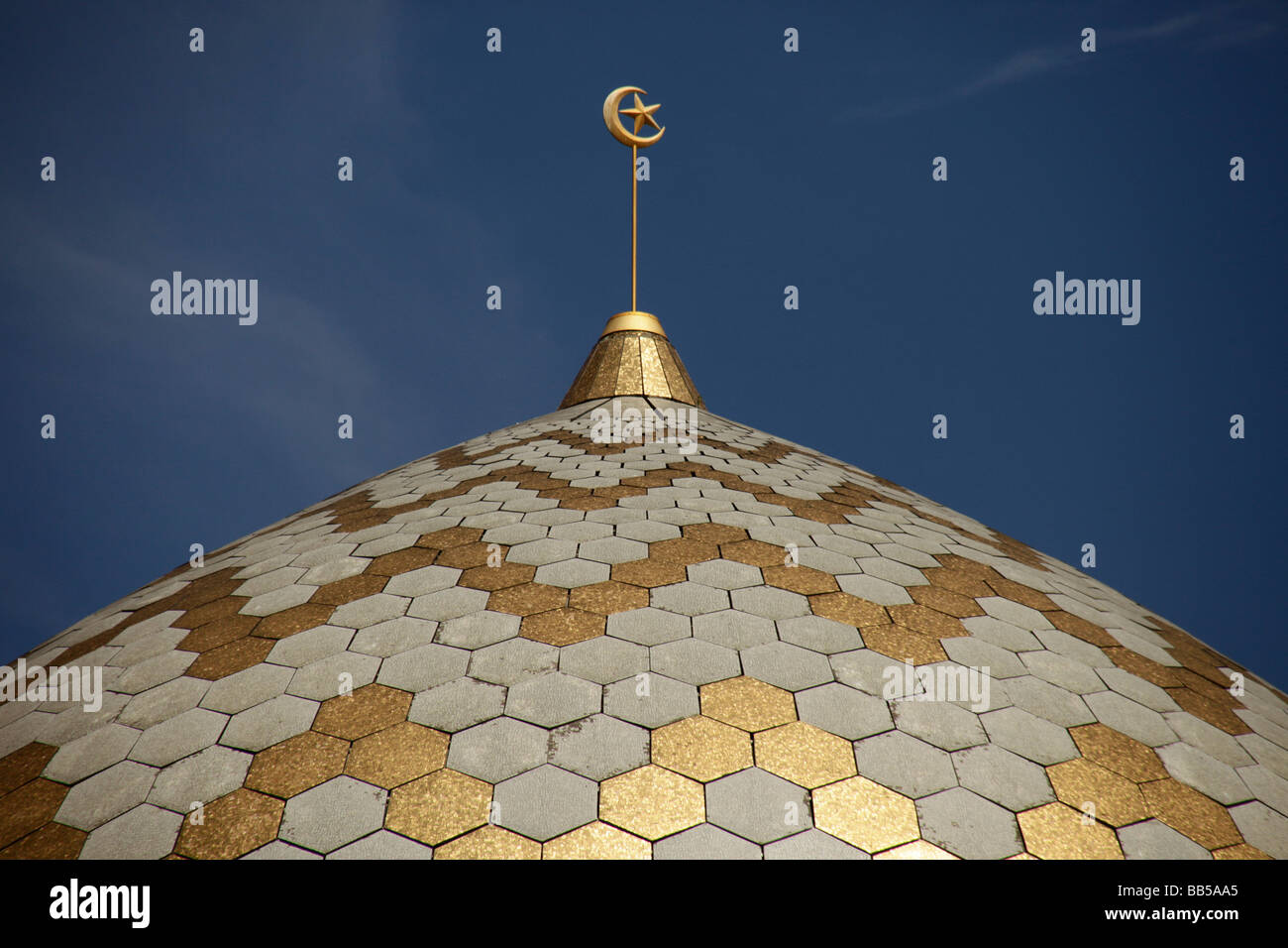 goldene Kuppel der Sabah State Moschee in Kota Kinabalu Sabah Borneo Malaysia Stockfoto
