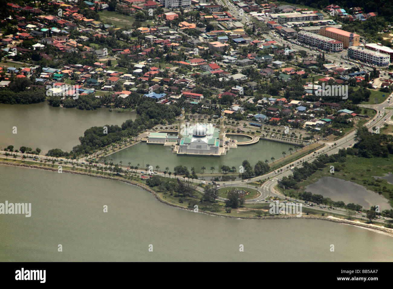 Vogelperspektive der Moschee Masjid Bandaraya Stadt und Kota Kinabalu Sabah Borneo Malaysia Stockfoto